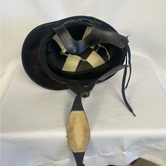 English riding helmet with chin strap - Picture 9 of 11